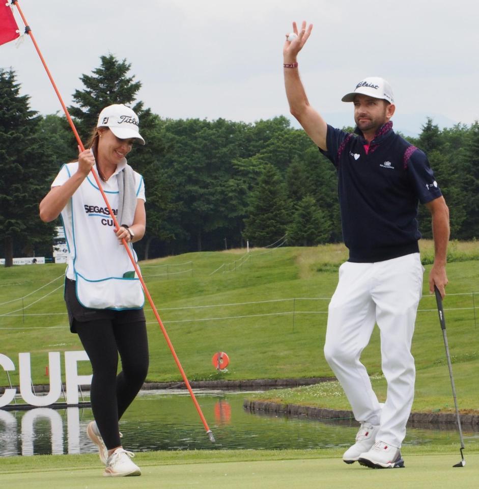 　妻のデビスさん（左）をキャディーにツアー２勝目を挙げたクルーガー