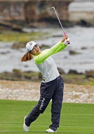 　１８番でショットを放つ古江彩佳。通算イーブンパー