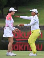 　ホールアウトし、小祝さくら（左）とハグする鈴木愛