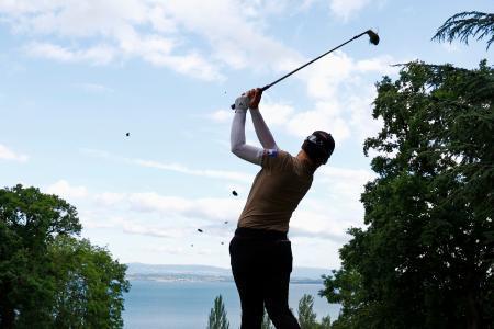 　第２ラウンド、２番でティーショットを放つ笹生優花＝エビアン・リゾートＧＣ（共同）