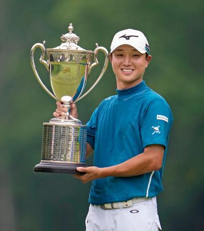 　通算１１アンダーで国内三大大会初優勝を果たした平田憲聖＝恵庭ＣＣ