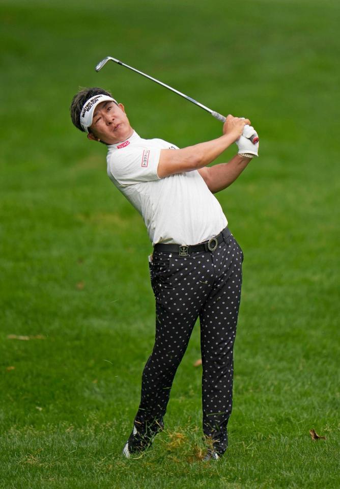 　１８番のラフからショットを放つ上井邦浩