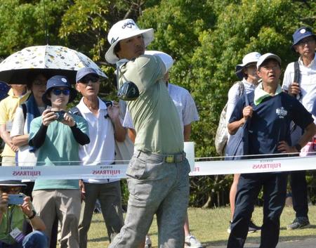 　折り返しの１番でドライバーショットを放つ石川遼