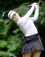 　２番でティーショットを放つ小祝さくら