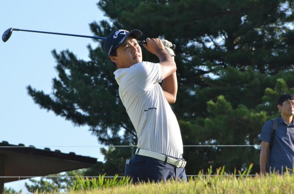 　１０番のティーショットを放つ石川航