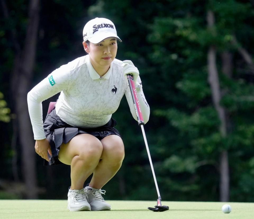 　１番でラインを読む小祝さくら