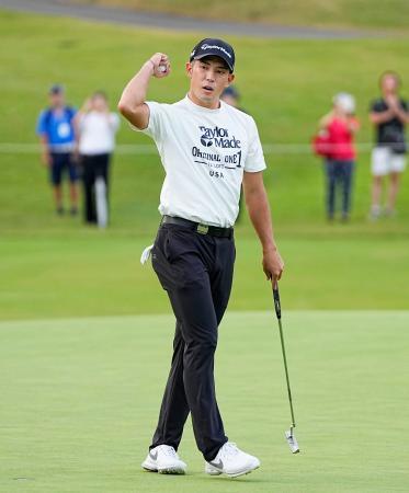 　最終日、１８番でパーパットを決め、ガッツポーズする中島啓太。通算１３アンダーで優勝＝横浜ＣＣ