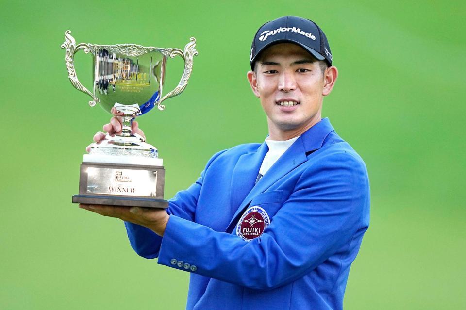 　逆転優勝を果たし笑顔の中島啓太