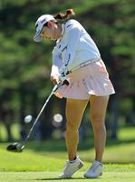 　４番でティーショットを放つ小祝さくら