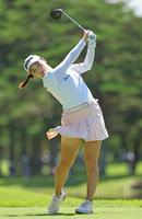 　４番でティーショットを放つ小祝さくら