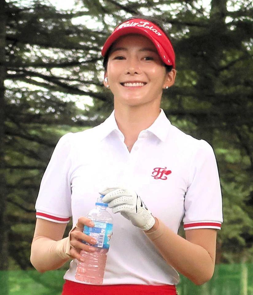 　ペットボトルを手に、まぶしい笑顔を見せるジョン・ジユ