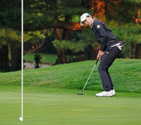 　２番でバーディーパットを決める渋野日向子