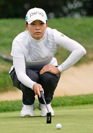 　18番でラインを読む渋野日向子