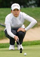 　18番でラインを読む渋野日向子