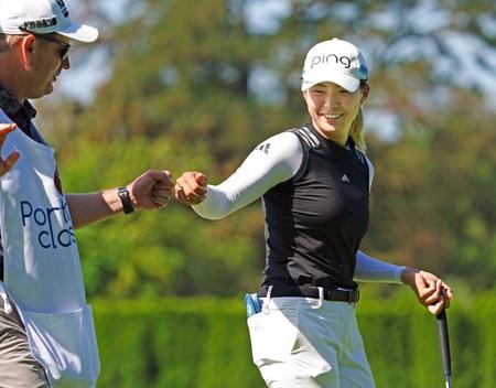 　８番でバーディーを奪い、タッチを交わす渋野日向子（共同）