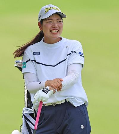 　練習ラウンドで笑顔を見せる桜井心那