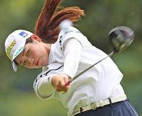 　練習ラウンドでティーショットを放つ桜井心那