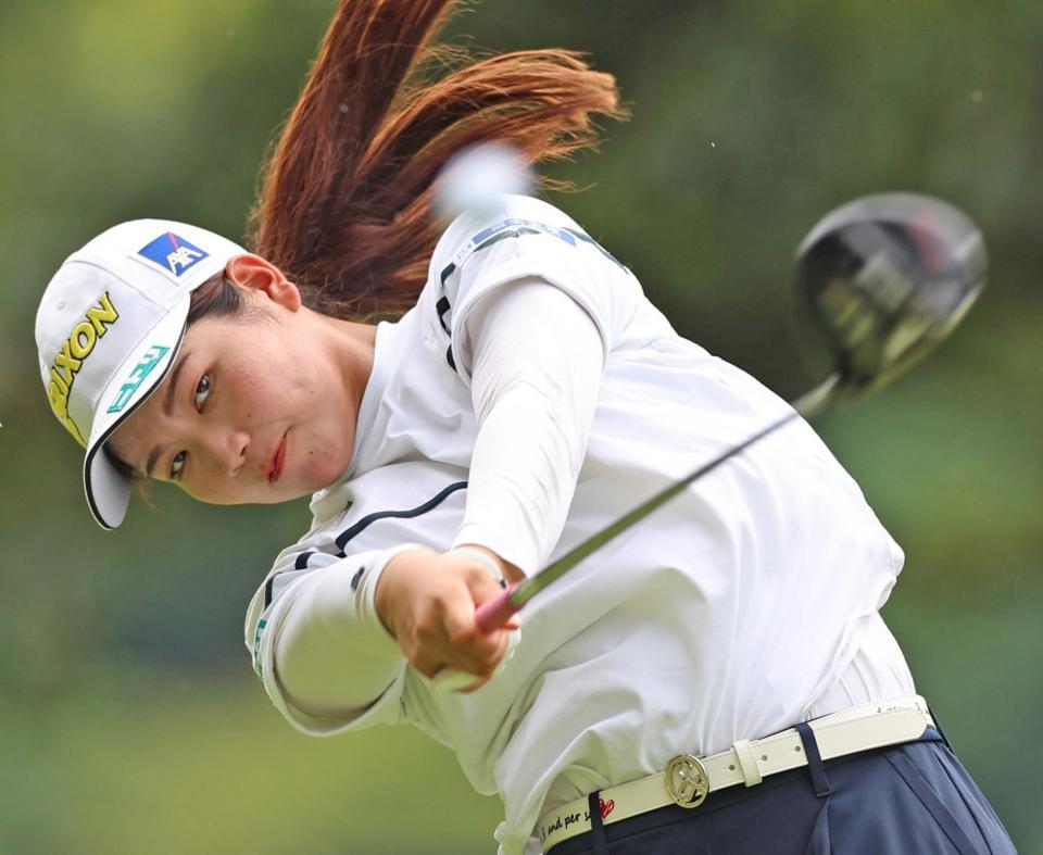 　練習ラウンドでティーショットを放つ桜井心那