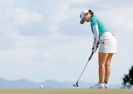 日本女子プロ、小祝が首位維持 第3日、西郷は1打差の2位
