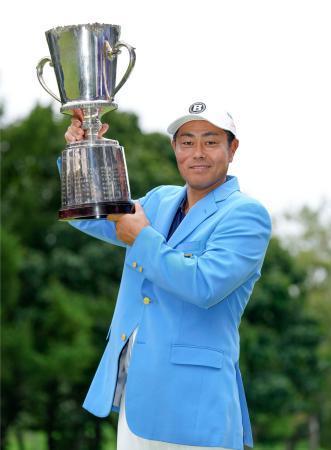 　通算１８アンダーで今季２勝目を挙げた谷原秀人＝札幌ＧＣ輪厚