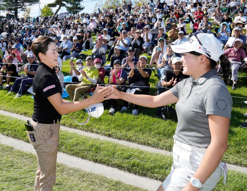 　２週連続の完全優勝を果たし、妹の千怜（右）の祝福を受ける岩井明愛