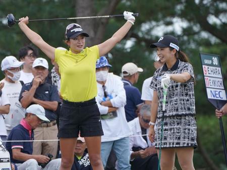 　ラウンドの合間にストレッチをしながら首位を争う菊地絵理香（右）と談笑する原英莉花（撮影・開出牧）