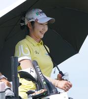 　スタートホールで笑顔を見せるペ・ソンウ（撮影・開出牧）