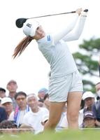 　１番、ティーショットを放つ稲見萌寧（撮影・開出牧）