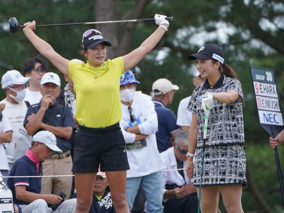 　ラウンドの合間にストレッチをしながら首位を争う菊地絵理香（右）と談笑する原英莉花（撮影・開出牧）