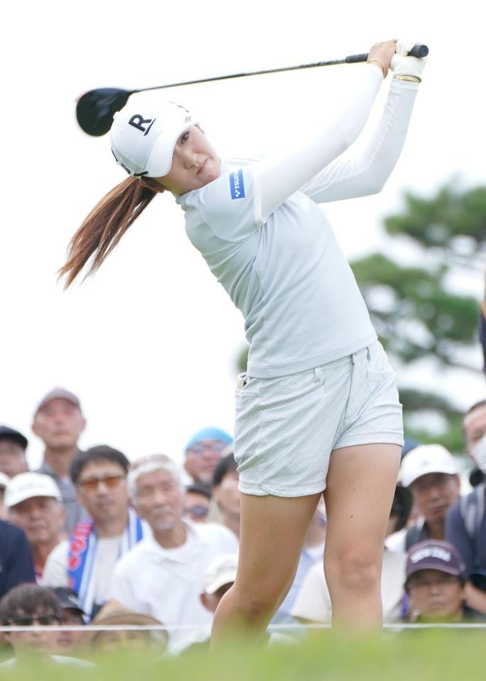 　１番、ティーショットを放つ稲見萌寧（撮影・開出牧）