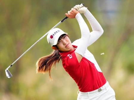 　最終ラウンド、３番でティーショットを放つ馬場咲希