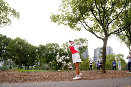 　最終ラウンド、５番で舗装路の脇からショットを放つ馬場咲希