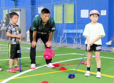 元ガンバ大阪の播戸氏＆加地氏参加　明治安田生命小学生向けスナッグゴルフ教室