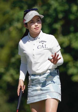 　第２ラウンド、通算１２アンダーで２位の西村優菜（共同）