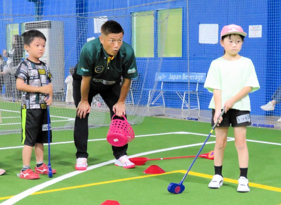 　小学生とスナッグゴルフを楽しむ播戸竜二氏