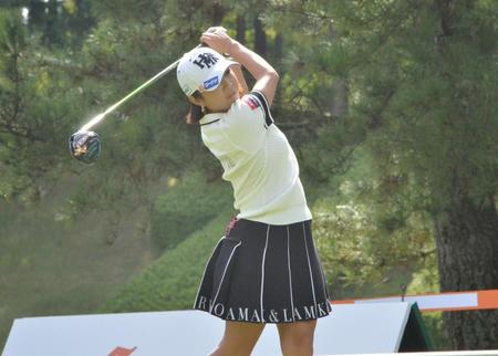 　１番のティーショットを放つイ・ボミ