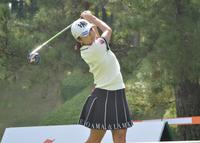 　１番のティーショットを放つイ・ボミ