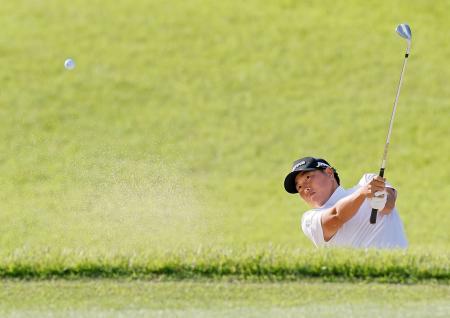 　第１日、９番でバンカーショットを放つ工藤遥加。７アンダーで首位＝東名ＣＣ