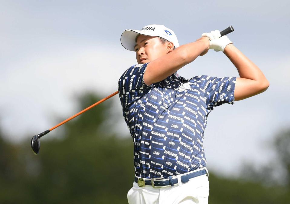 　１０番、ティーショットを放つ今平周吾（撮影・石井剣太郎）