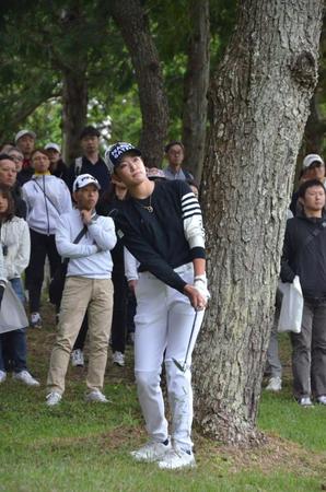 　８番で林の中から第２打を打つ原英莉花