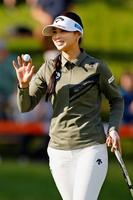 　１８番でバーディーを奪った柏原明日架。通算９アンダーで４位