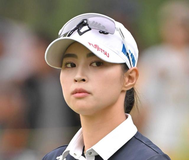 柏原明日架「66」好スコアで4位浮上 パット好調！首位と2打差 父