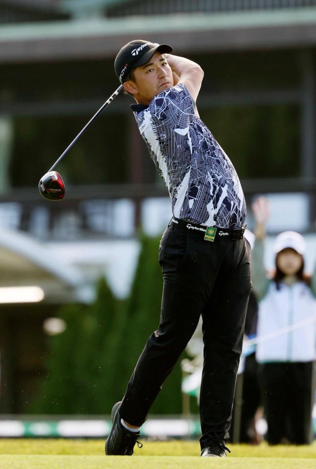 　１番でティーショットを放つ金子駆大。３アンダーで３位