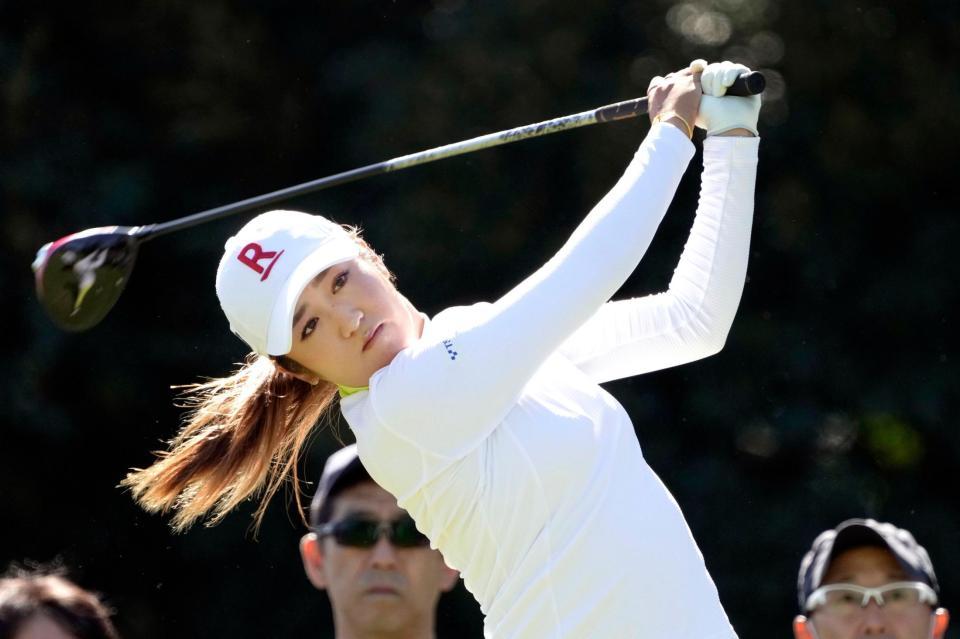 　６アンダーで首位の稲見萌寧