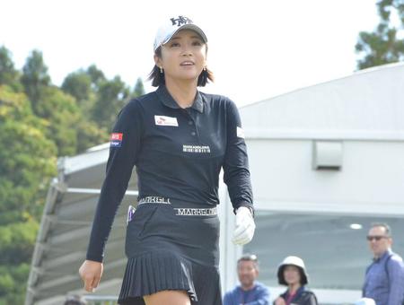 　１０番のティーショットを打ち終えたイ・ボミ