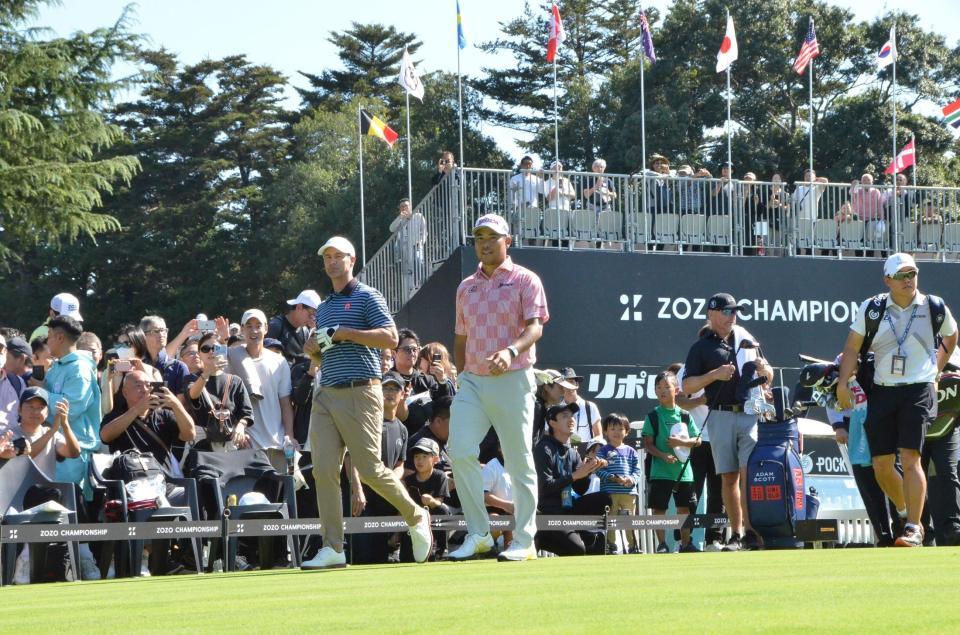 　10番の第１打を打ち終えた松山英樹（右）とＡ・スコット