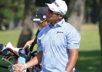 　５番、ティーショットを放ち首をかしげながらグリーンへ向かう松山英樹（撮影・開出牧）