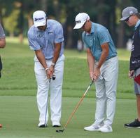 　ラウンド中にリッキー・ファウラー（右）とゴルフ談議を弾ませる松山英樹（撮影・開出牧）