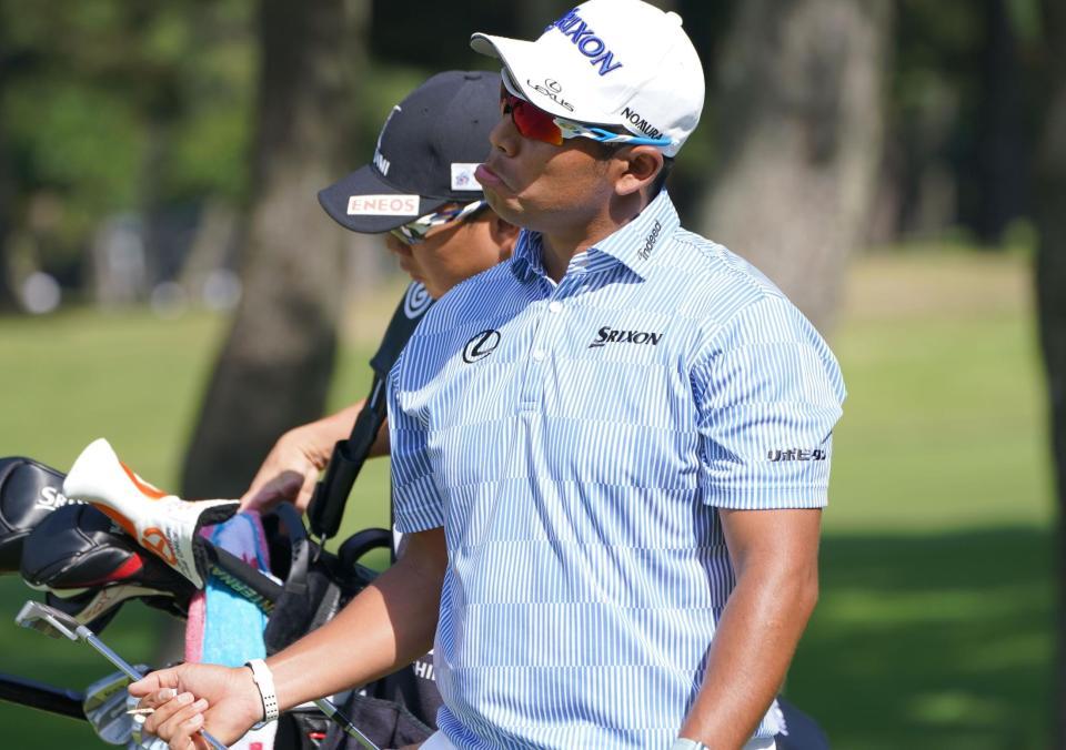 　５番、ティーショットを放ち首をかしげながらグリーンへ向かう松山英樹（撮影・開出牧）