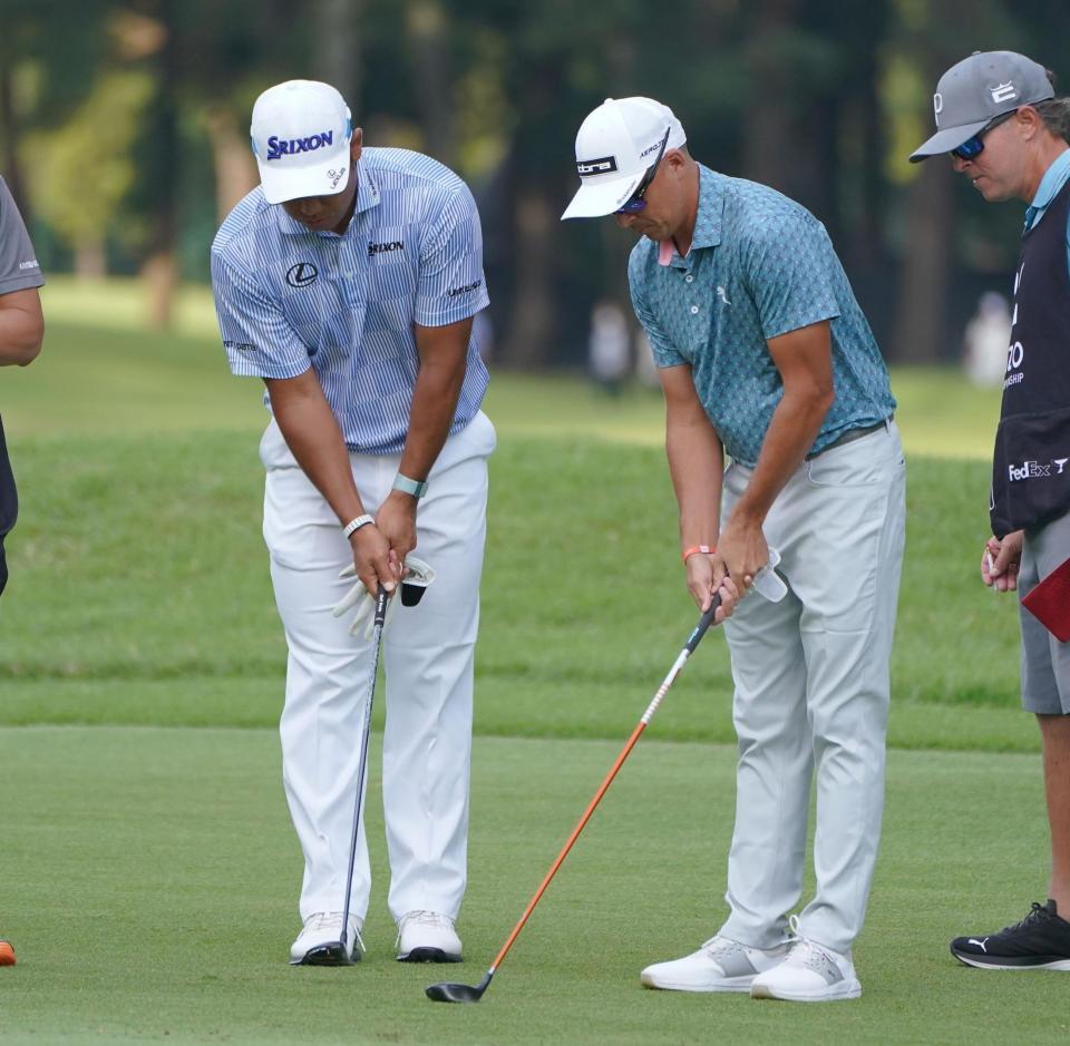 　ラウンド中にリッキー・ファウラー（右）とゴルフ談議を弾ませる松山英樹（撮影・開出牧）